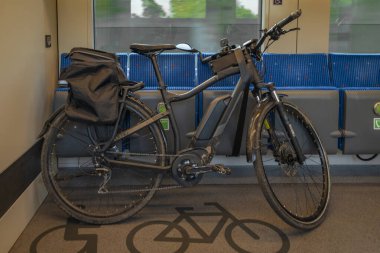 Güney Bohemya 'daki Budweis' e giden siyah çantalı elektrikli bisiklet.