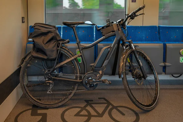 Güney Bohemya 'daki Budweis' e giden siyah çantalı elektrikli bisiklet.