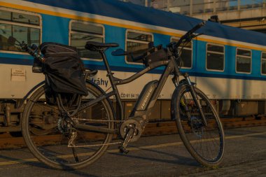 İlkbahar renklerinde Tabor şehrinde platformda elektrikli bisiklet