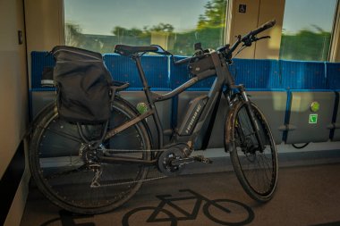 Güney Bohemya Budweis, Budweis 'e giden siyah çantalı elektrikli bisiklet CZ 05 26 2023