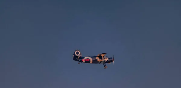 Παλιά Αεροπλάνο Χρώμα Σκούρο Μπλε Φόντο Την Άνοιξη Ζεστό Βράδυ — Φωτογραφία Αρχείου