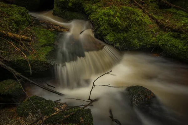 春のスマヴァ国立公園のレスニ クリークの滝新鮮な日 — ストック写真
