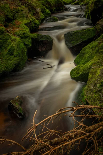 苏马瓦国家公园莱斯尼小溪上的瀑布 — 图库照片