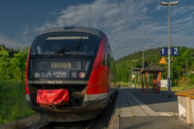 Annaberg-Buchholz 'daki platforma yakın kırmızı modern motor birimi 06 14 2023