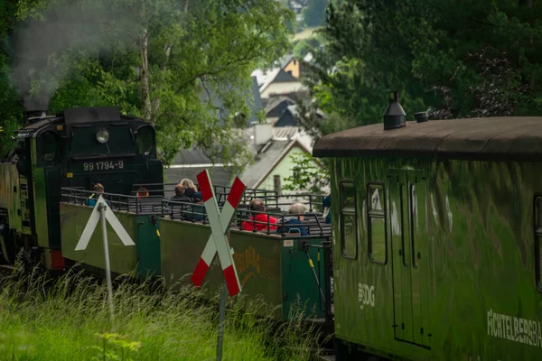 Pociąg Silnikowy Parowy Pasażerami Świeży Letni Dzień Pobliżu Neudorf Niemcy — Zdjęcie stockowe