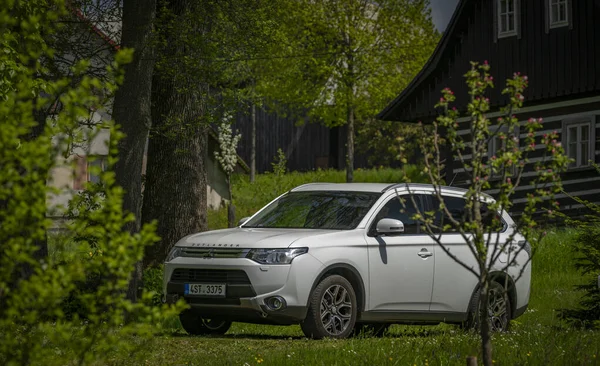 Mitsubishi Auto Mit Typischen Tschechischen Holzhaus Frühling Tag Roprachtice Dorf — Stockfoto