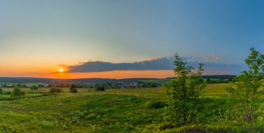 Bozi Dar köyünün yakınındaki güzel güneş ışığıyla renklendirilmiş çayır.