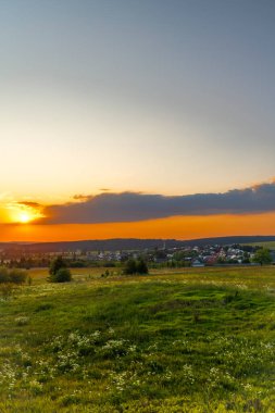 Bozi Dar köyünün yakınındaki güzel güneş ışığıyla renklendirilmiş çayır.