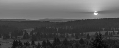 Bozi Dar köyünün yakınındaki renkli çayır siyah beyaz manzara