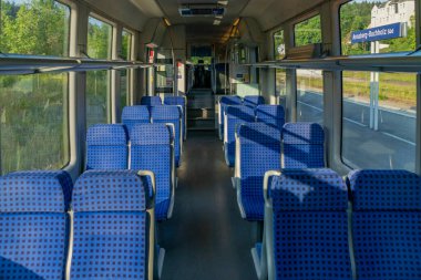 Annaberg-Buchholz Almanya platformu yakınında kırmızı modern motor ünitesi 06 14 2023