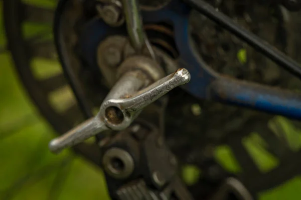 Szczegóły Niebieski Stary Brudny Rower Zielony Wiosna Trawa Kolor Dzień — Zdjęcie stockowe