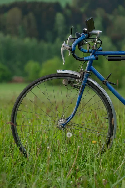 Roprachtice村附近的春色草地上 一辆旧自行车 手持非常现代的手机 — 图库照片