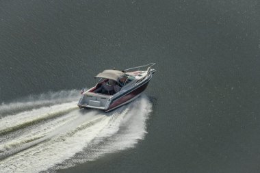 Güney Bohemya 'da Podolsky Köprüsü' ne yakın yaz güneşli bir günde sürat teknesiyle