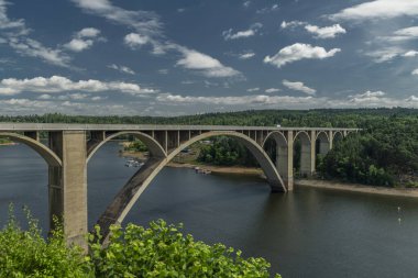 Güney Bohemya 'da Podolsky Köprüsü yakınlarında yaz güneşli sıcak bir gün