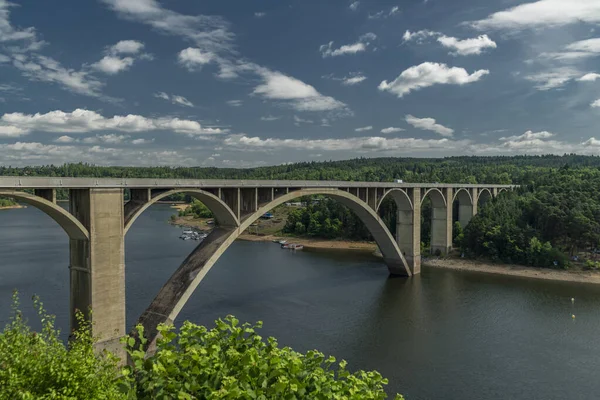 Güney Bohemya 'da Podolsky Köprüsü yakınlarında yaz güneşli sıcak bir gün