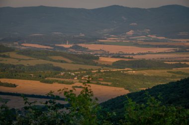 Slovakya 'da yaz mevsiminde Bile Karpaty Dağları' ndaki sınırın bir kısmında