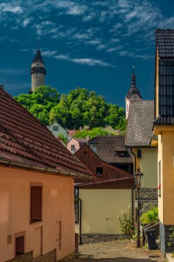 Renkli yaz caddeleri ve eski tarihi evleri olan Stramberk eski kasabası için manzara