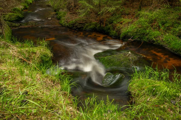 Καταρράκτης Στο Lesni Creek Στο Εθνικό Πάρκο Sumava Την Άνοιξη — Φωτογραφία Αρχείου
