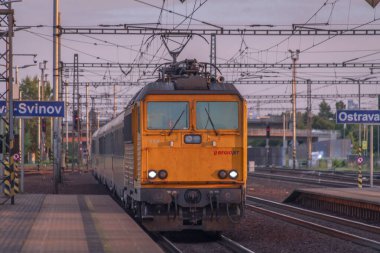 Sıcak Ostrava CZ 07 20 2023 'te renkli yaz akşamı treni