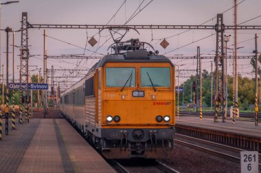 Sıcak Ostrava CZ 07 20 2023 'te renkli yaz akşamı treni