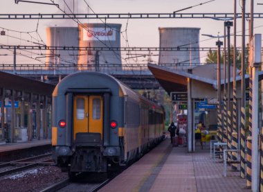 Sıcak Ostrava CZ 07 20 2023 'te renkli yaz akşamı treni