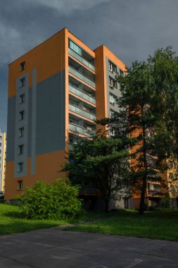 Moravya 'nın Koprivnice kasabasında yaz güneşli sabahında renkli apartman blokları