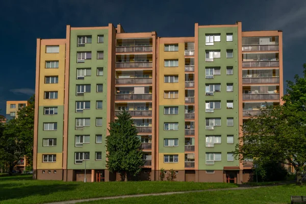 Kolorowy Blok Mieszkań Lecie Słoneczny Poranek Koprivnice Miasta Morawach — Zdjęcie stockowe