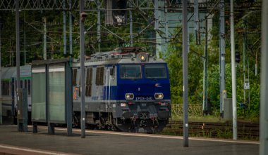 Wroclaw Polonya 'da yaz aylarında sıcak ve bulutlu bir günde temiz platfom manzarası. 07: 23 2023