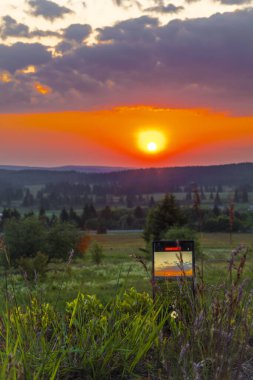Bozi Dar köyünün yakınındaki güzel gün batımlı renkli çayır.