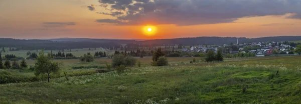 Wieczorna Łąka Pobliżu Wioski Bozi Dar Pięknym Zachodem Słońca — Zdjęcie stockowe