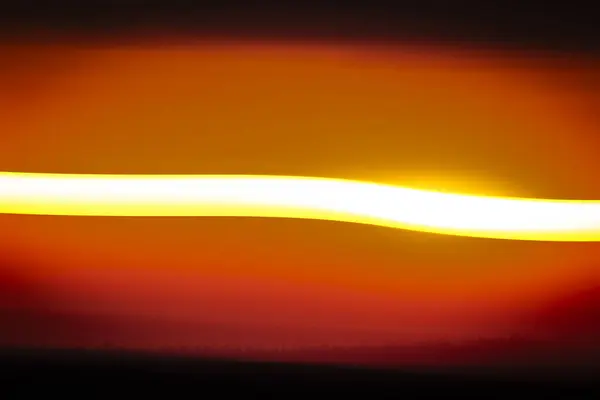 Перекрученные Линии Вечернем Небе После Цветного Баевтического Заката — стоковое фото