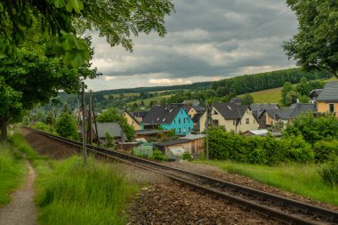 Almanya 'da Neudorf yakınlarında yaz aylarında hava bulutlu.