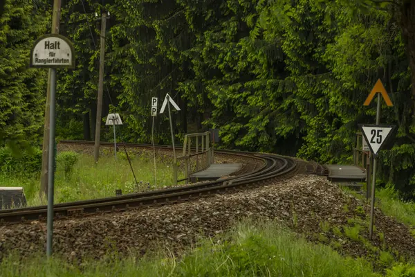 Tory Kolejowe Lecie Pochmurny Świeży Dzień Pobliżu Neudorf Niemczech — Zdjęcie stockowe