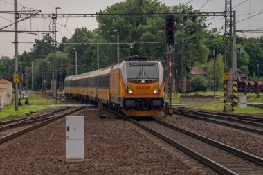 Studenka CZ 07 21 2023 'te yaz güneşli ve bulutlu bir gün.