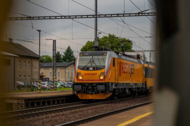 Studenka CZ 07 21 2023 'te yaz güneşli ve bulutlu bir gün.