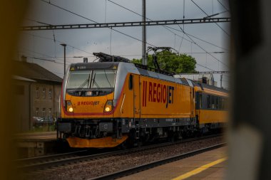 Studenka CZ 07 21 2023 'te yaz güneşli ve bulutlu bir gün.