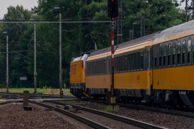 Studenka CZ 07 21 2023 'te yaz güneşli ve bulutlu bir gün.