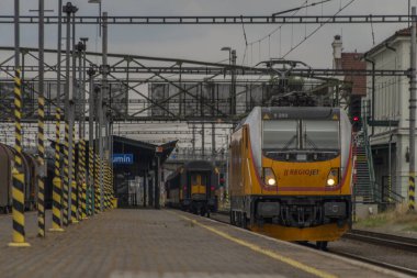 Renkli yaz trenleri Bohumin CZ 07 21 2023 'te bulutlu sıcak akşam