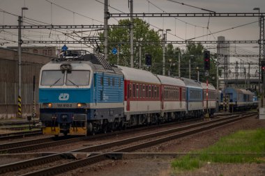 Renkli yaz trenleri Bohumin CZ 07 21 2023 'te bulutlu sıcak akşam