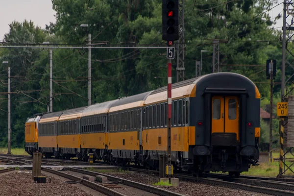 Τρένο Στο Χρώμα Καλοκαίρι Συννεφιά Ζεστή Μέρα Studenka 2023 — Φωτογραφία Αρχείου