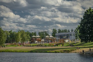 Yaz sıcağında Vltava nehrinin yeni lidosu Budweis CZ 07 31 2023