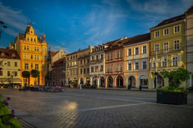 Budweis CZ 07 31 2023 'te yaz aylarında gün batımında güneşli bir akşamın tarihi merkezi.