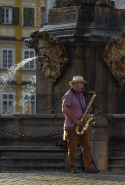 Budweis CZ 07 31 2023 'te yaz aylarında gün batımında güneşli bir akşamın tarihi merkezi.