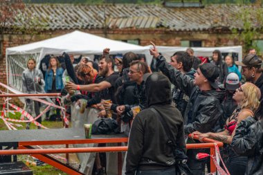 Çamurlu yağmurlu punk rock festivali Kravin Chvalkov köyünde CZ 08 05 2023