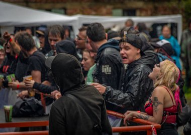 Çamurlu yağmurlu punk rock festivali Kravin Chvalkov köyünde CZ 08 05 2023