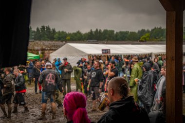 Çamurlu yağmurlu punk rock festivali Kravin Chvalkov köyünde CZ 08 05 2023