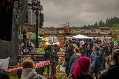 Çamurlu yağmurlu punk rock festivali Kravin Chvalkov köyünde CZ 08 05 2023