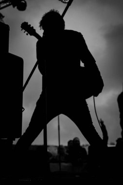 Çamurlu yağmurlu punk rock festivali Kravin Chvalkov köyünde CZ 08 05 2023