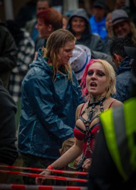 Çamurlu yağmurlu punk rock festivali Kravin Chvalkov köyünde CZ 08 05 2023