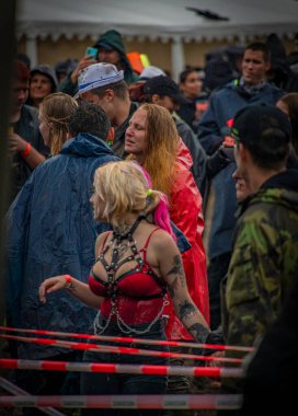 Çamurlu yağmurlu punk rock festivali Kravin Chvalkov köyünde CZ 08 05 2023